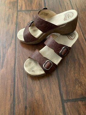 Dansko Sophie Brown Floral Embossed Leather Wedge Sandals Size EU38 US 7.5
